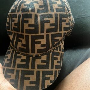 Fending hat great condition worn once comes with dust bag